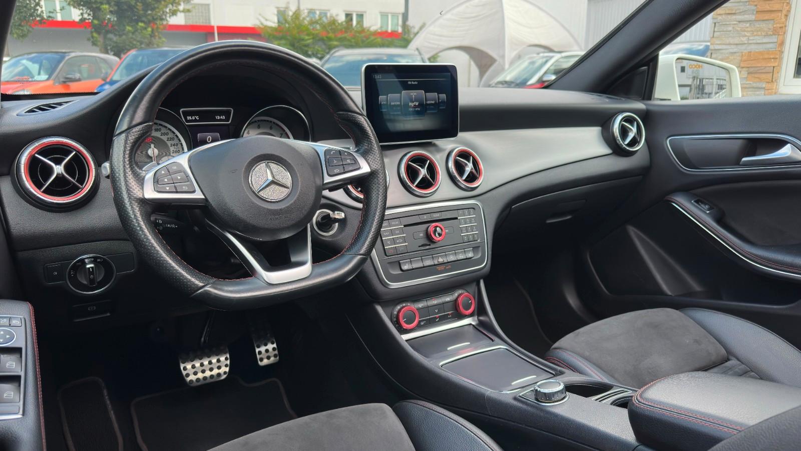 Mercedes-Benz CLA 200 AMG LINE! PANO! CARPLAY!
