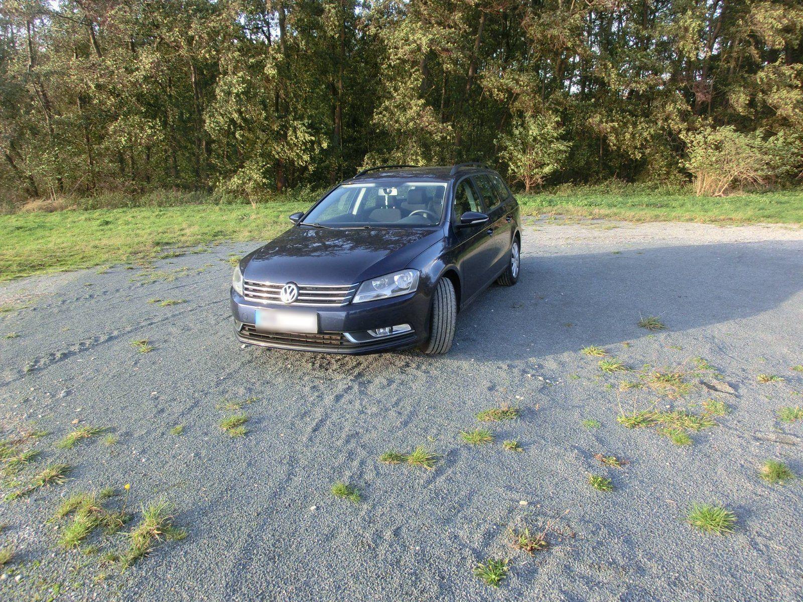 Volkswagen Passat 2011 — rear view
