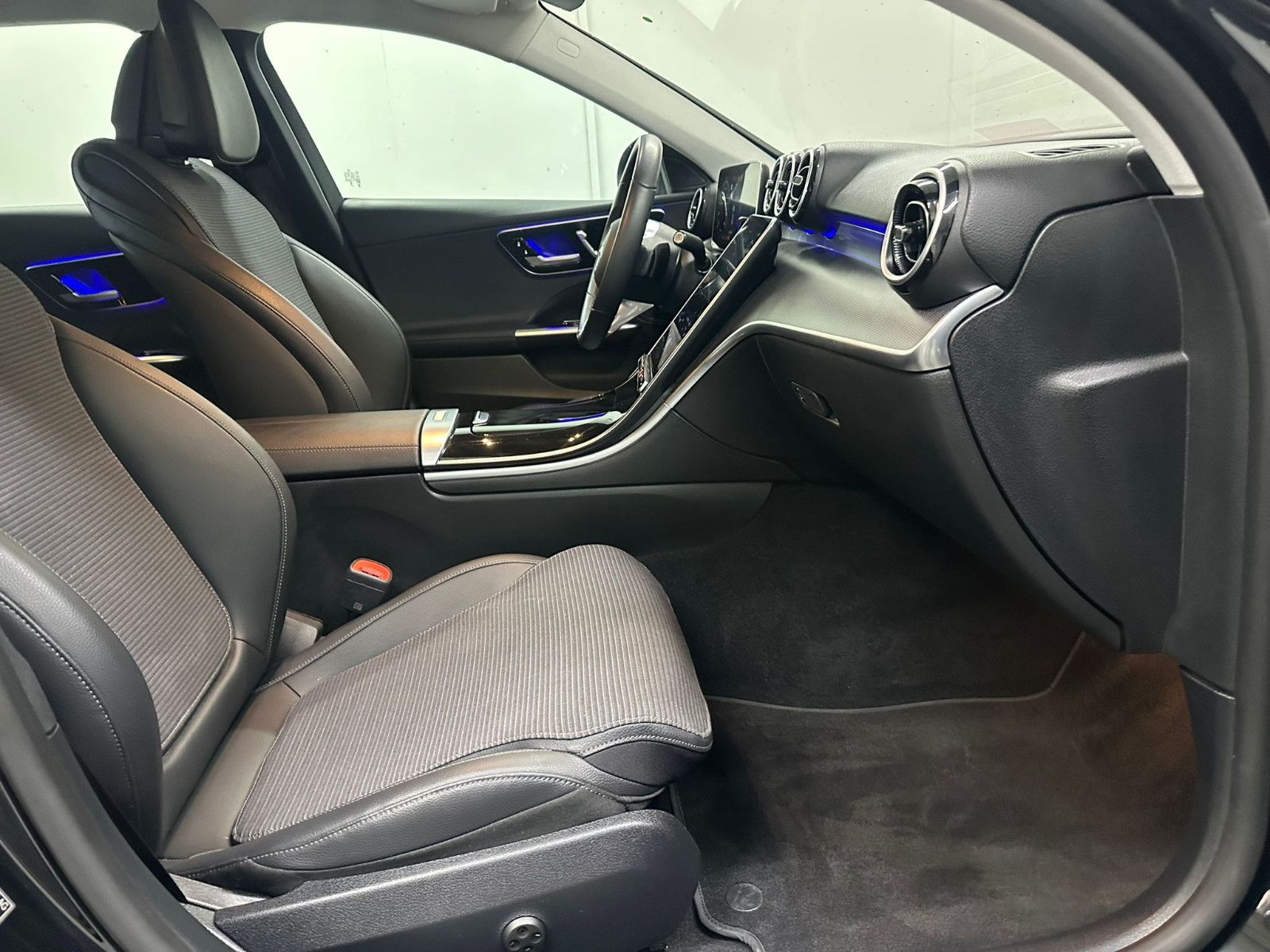 Fahrzeugabbildung Mercedes-Benz C 200 d T Autom. Avantgarde Standheizung