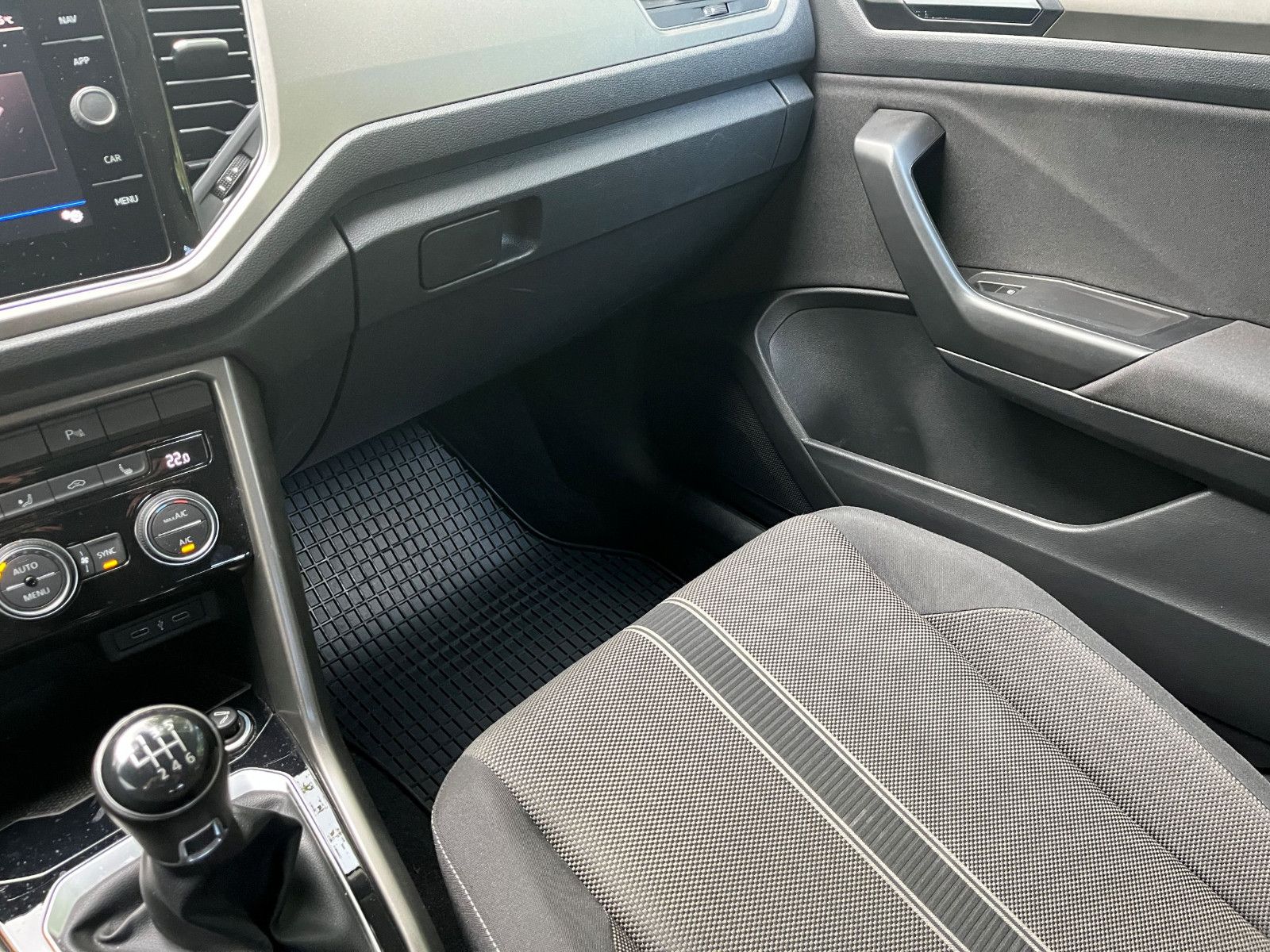 Fahrzeugabbildung Volkswagen T-Roc Style 1,5 TSI PDC LED ALU SHZ ACC UVM