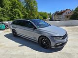 Volkswagen Passat Variant 2.0 TSI 272 PS 4Motion 1 von 2000 - VW Passat Variant Gebrauchtwagen in Stuttgart