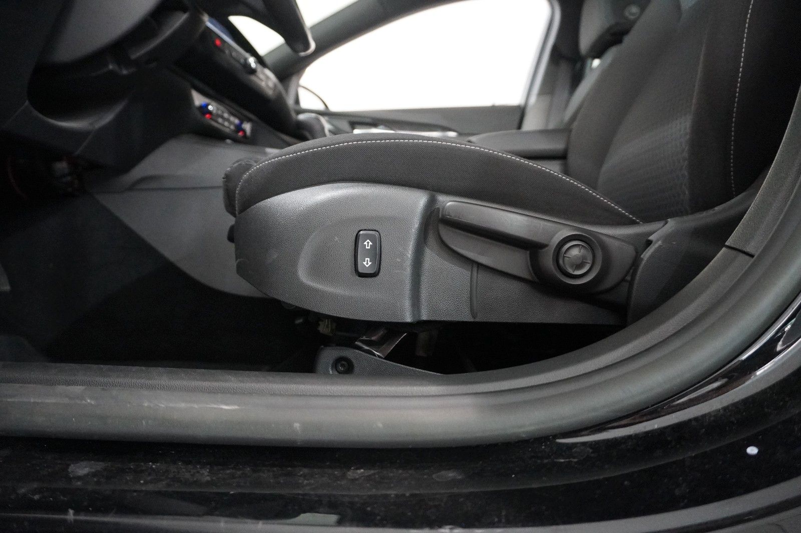 Fahrzeugabbildung Opel Insignia B ST 2.0D ELEGANCE NAVI/LED/KAMERA/AHK
