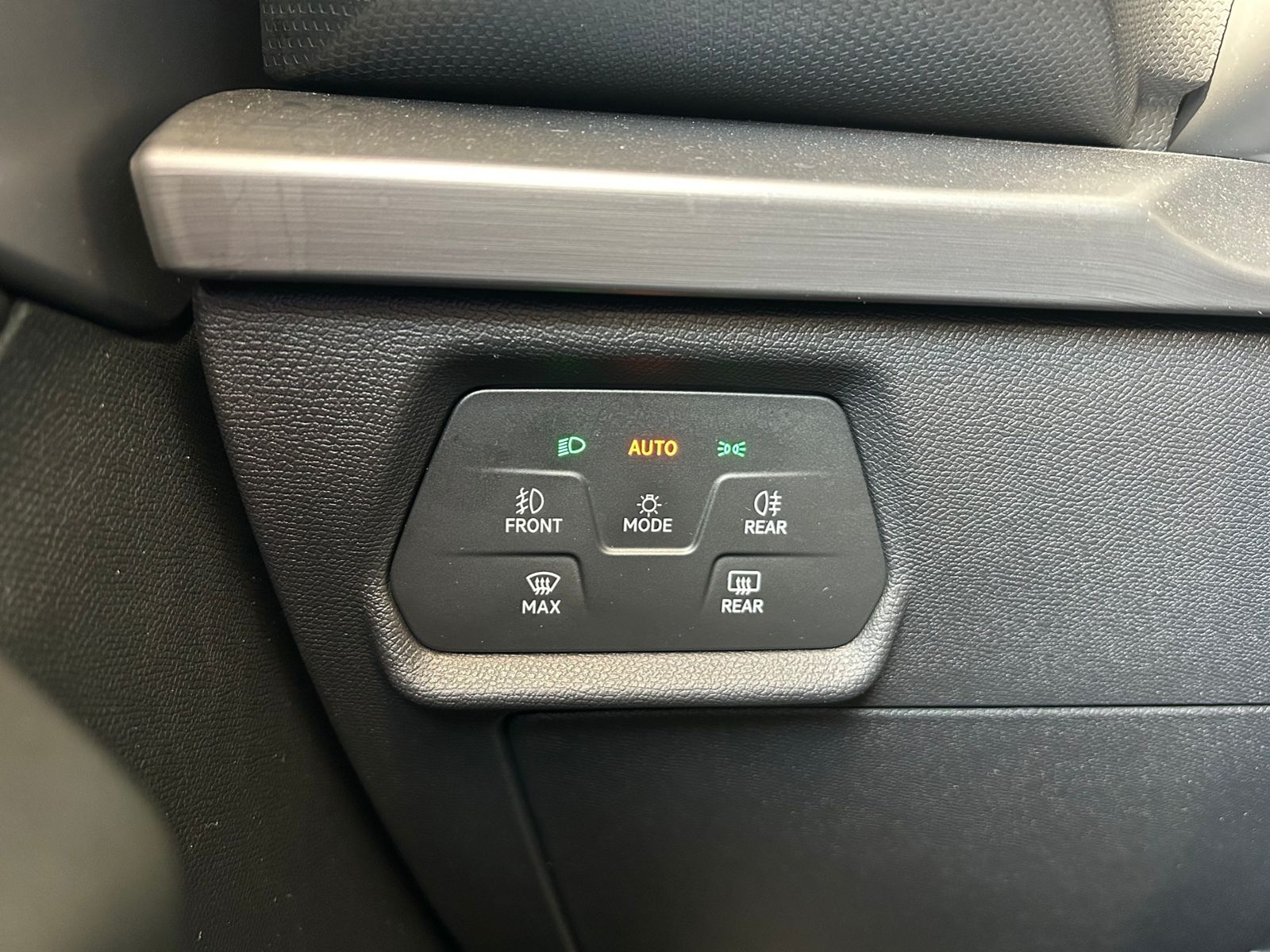 Fahrzeugabbildung SEAT Leon Sportstourer FR e-Hybrid LED NAVI ALU