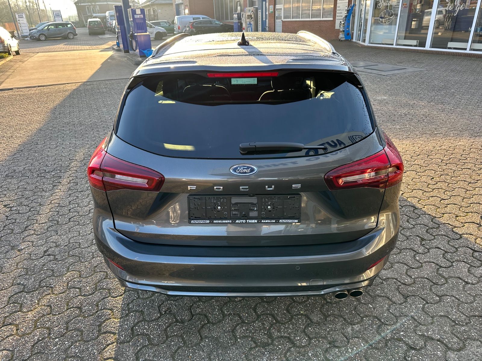 Fahrzeugabbildung Ford Focus Turnier 1.0 ST-Line X Pano/ACC/Matrix/Navi