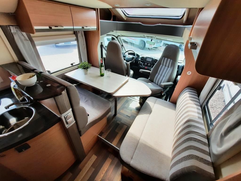 Fahrzeug Übersicht 10 Fahrzeugabbildung Knaus Sky Wave 650 MF Celebration25 Dachklima, Hubbett