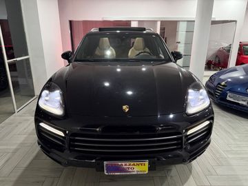 Porsche Cayenne - 1