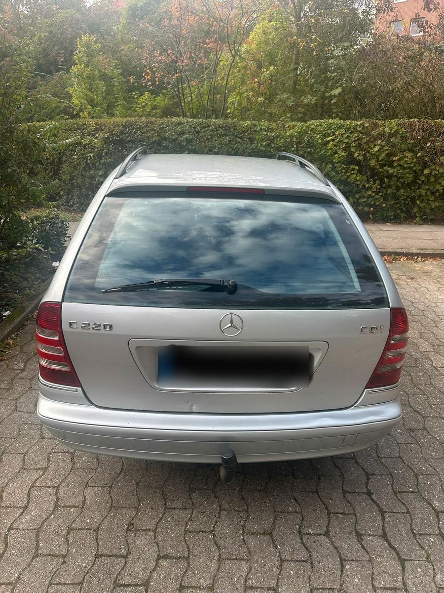Mercedes-Benz 220 2005 — rear view