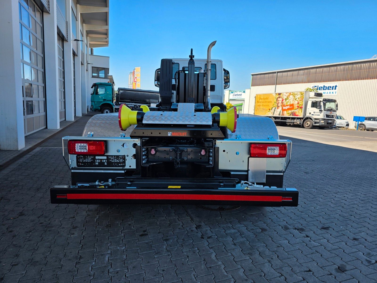 Fahrzeugabbildung Iveco X-Way AD320X46BZ OFF 8x4 Hiab ULT26S53-W-ITF Alu