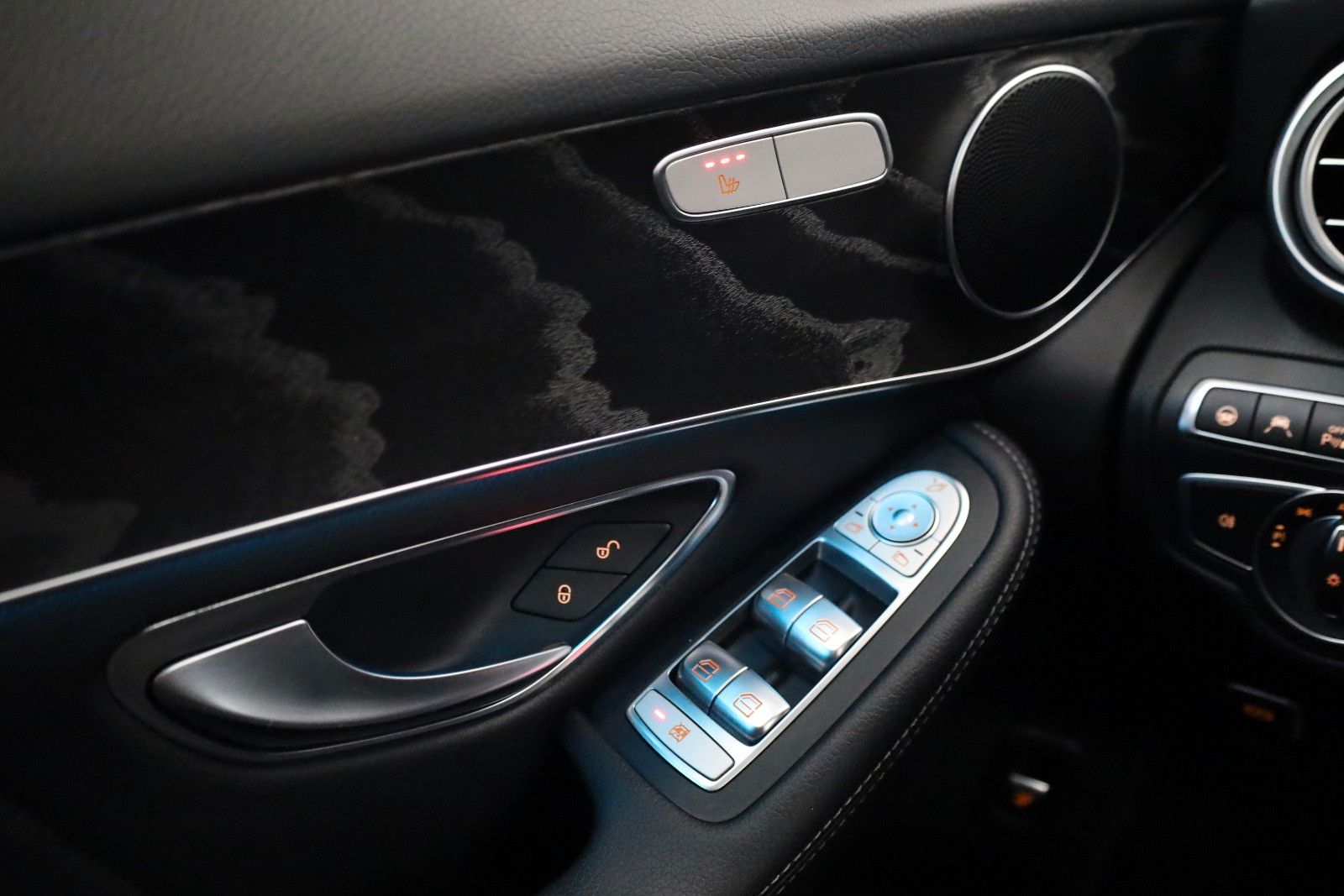 Fahrzeugabbildung Mercedes-Benz GLC 250d 4M AMG Int. Leder,Navi,LED,Panorama,+WR