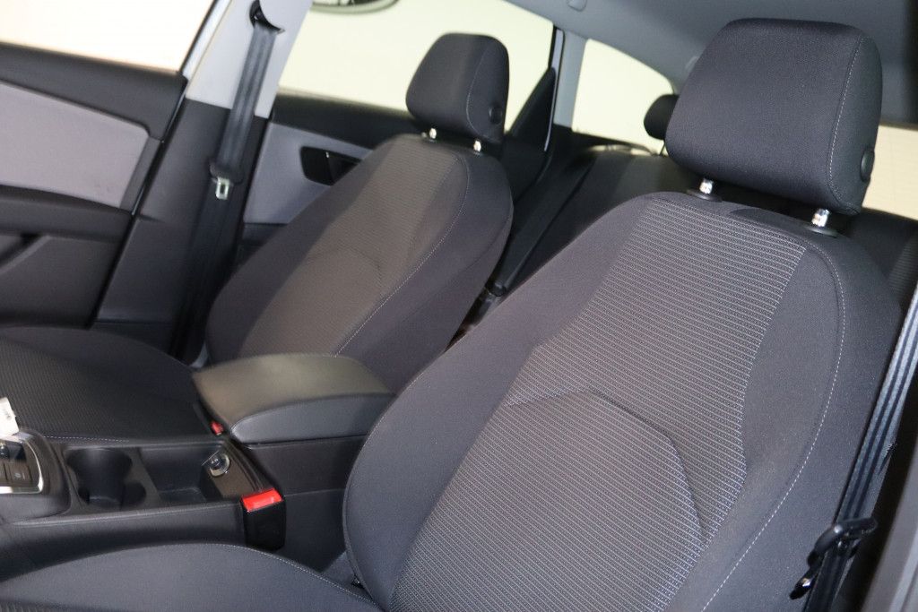 Fahrzeugabbildung SEAT Leon ST 1.6 TDI DSG-Navi-LED-Kamera-ACC-Virtual-