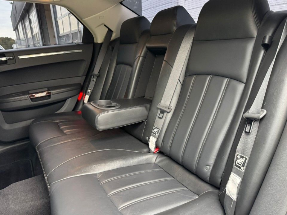Fahrzeugabbildung Chrysler 300C 5.7 V8 Hemi 2 Hand Leder Navi 8 Fach