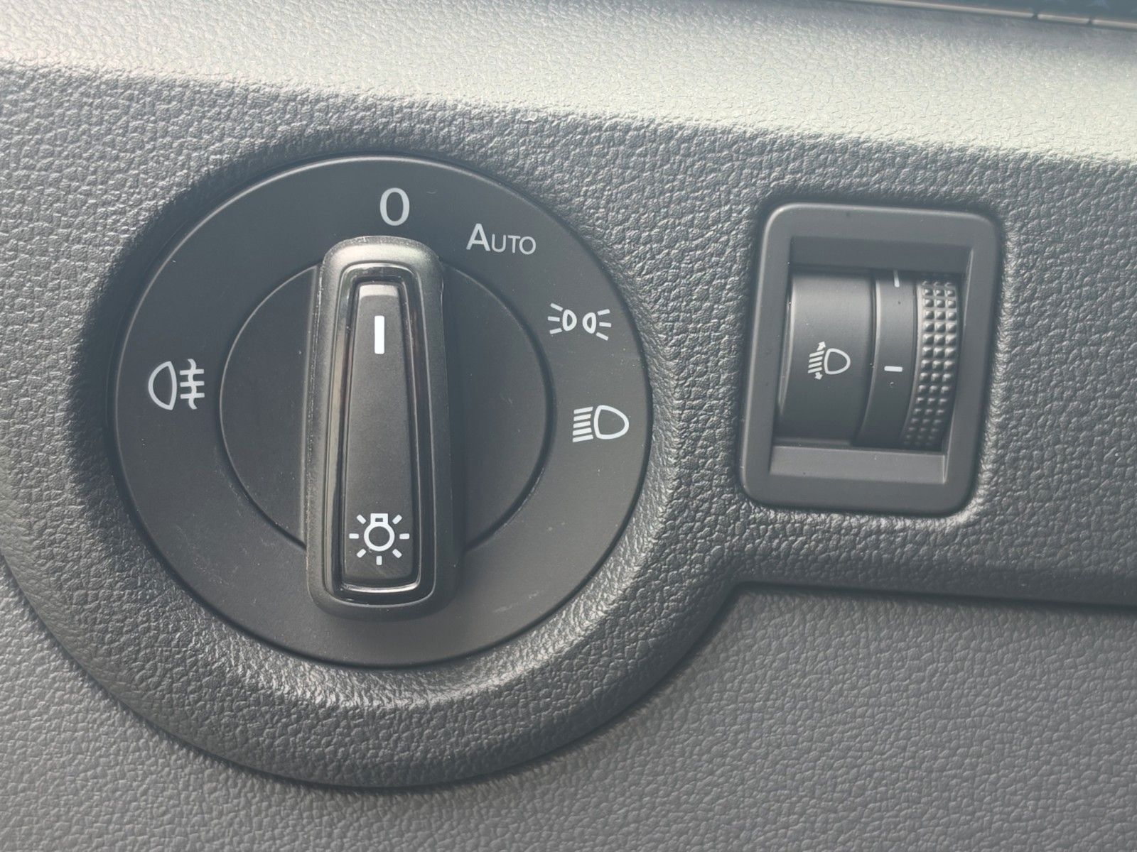 Fahrzeugabbildung Volkswagen T-Cross United NAVI SHZ PDC APP-CONNECT