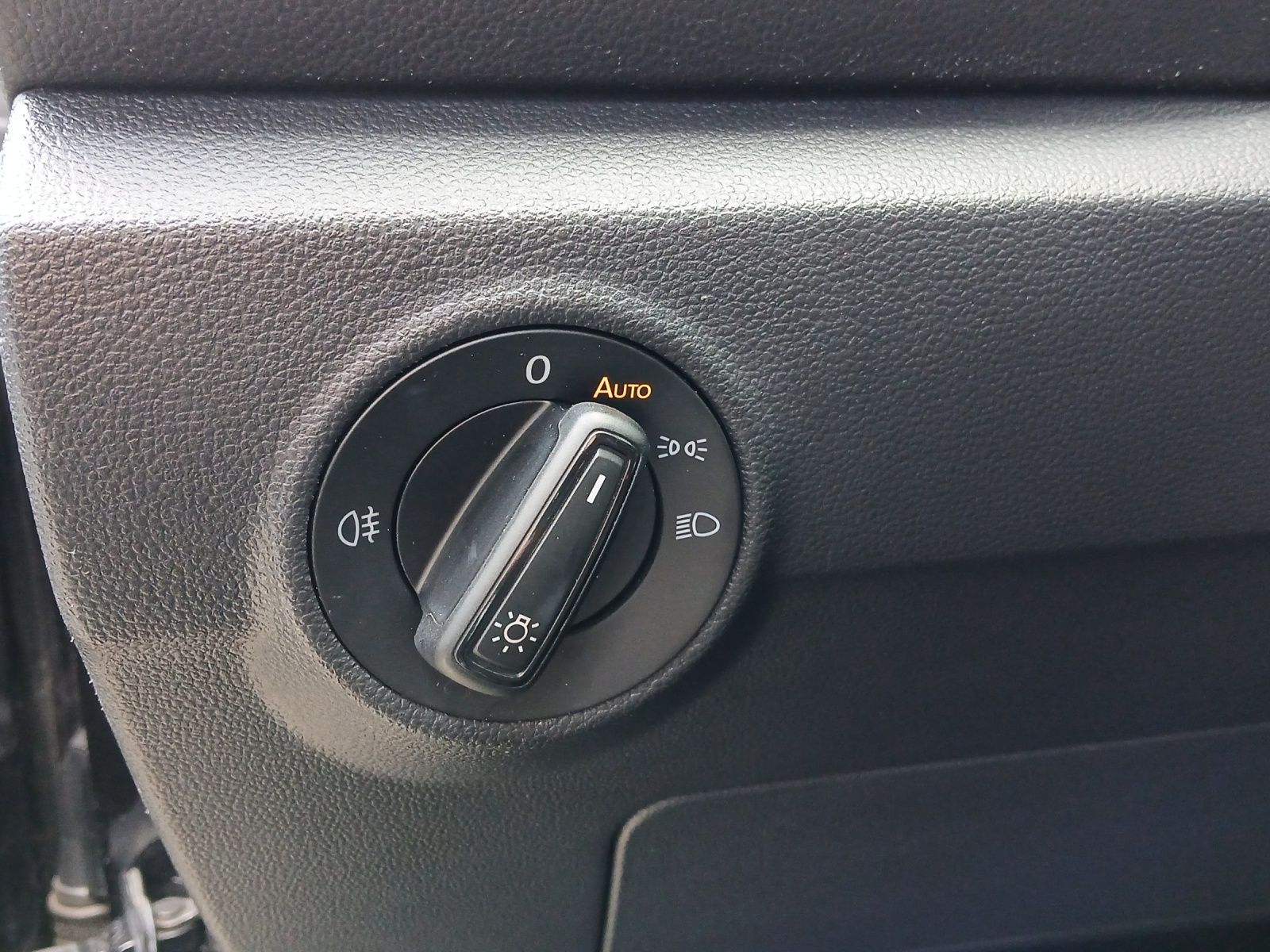Fahrzeugabbildung Volkswagen T-Roc TSI Life DSG LED AHK Navi AID ACC RFK SH 1