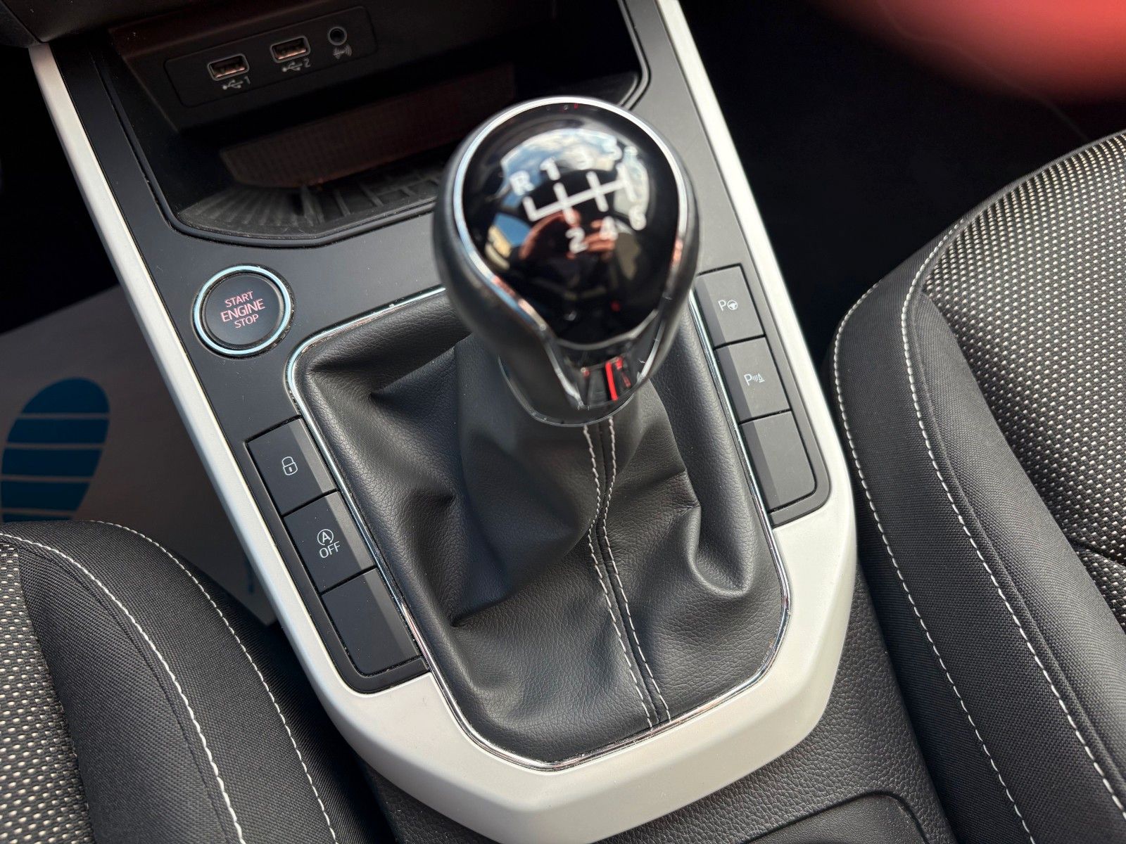 Fahrzeugabbildung SEAT Arona 1.0 Xcellence 85kW Navi SHZ PDC 1.HAND