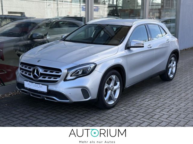 MERCEDES-BENZ GLA 180 AUTOMATIK LED NAVI SZHZG TEMPO T.LEDER