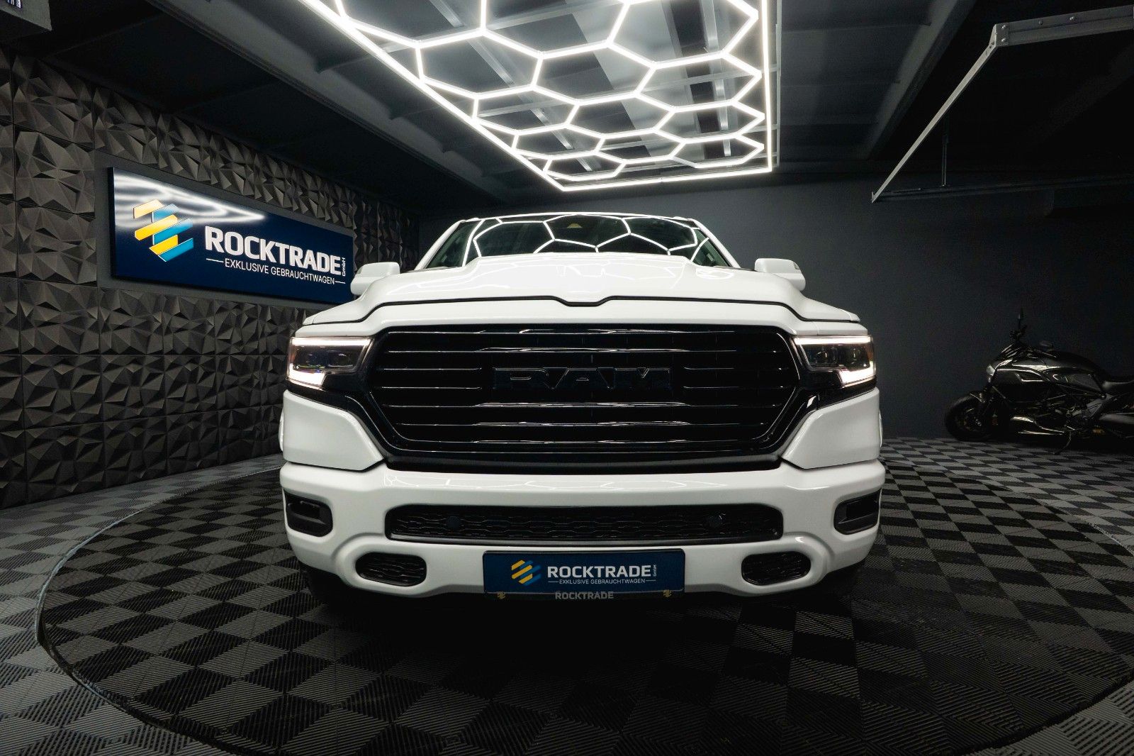 Fahrzeugabbildung Dodge RAM 5.7 V8 HEMI 4x4 OFFROAD LONGBED Limited 19%