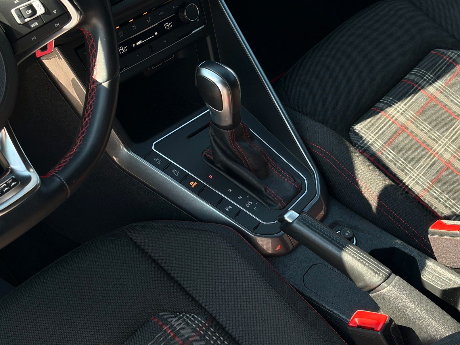Fahrzeugabbildung Volkswagen Polo VI GTI 2.0 TSI DSG KW ACC PDC SHZ CarPlay