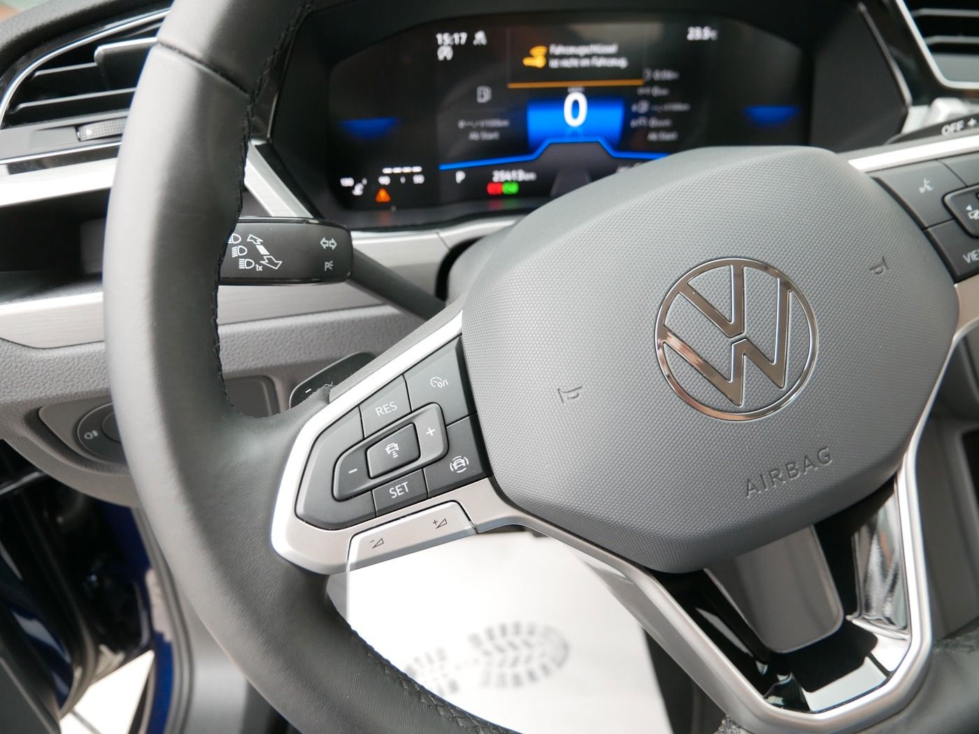 Fahrzeugabbildung Volkswagen Touran 1.5 Comfortline NEU49T 7-Sitzer AHK Kamer