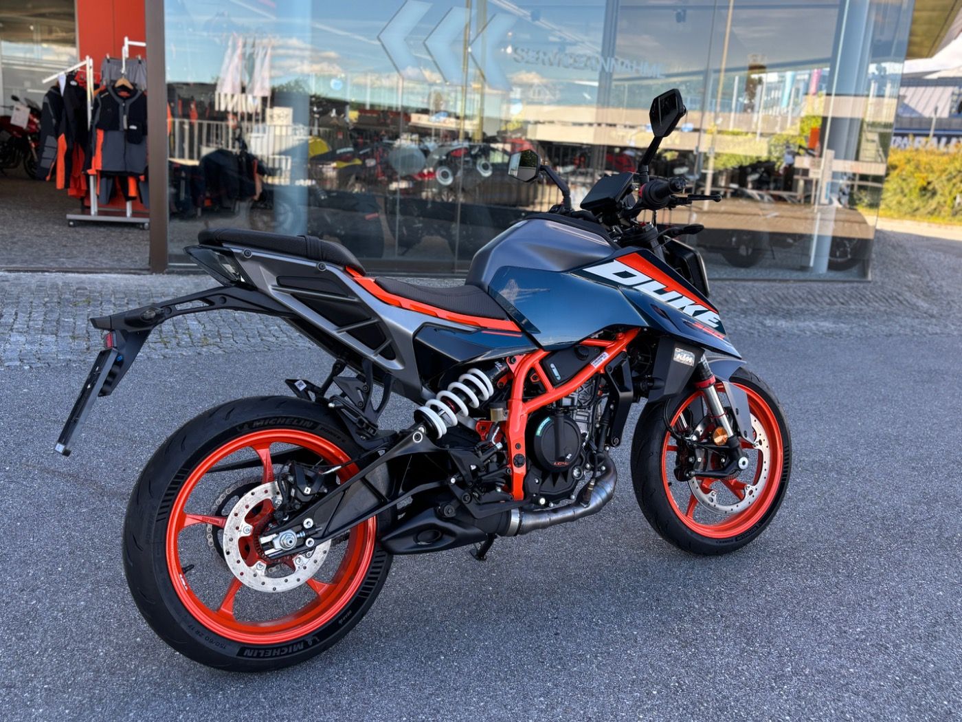 Fahrzeugabbildung KTM 390 Duke Modell 2025 beide Farben lagernd