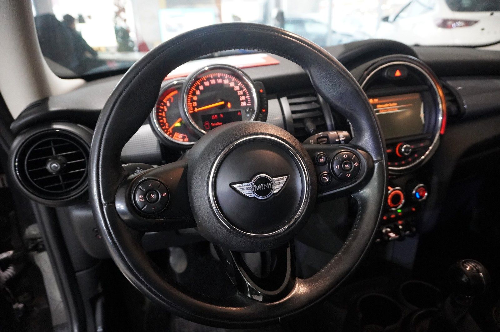 Fahrzeugabbildung MINI COOPER 1.5 3-TÜR PANO./SHZ/KLIMA/BT