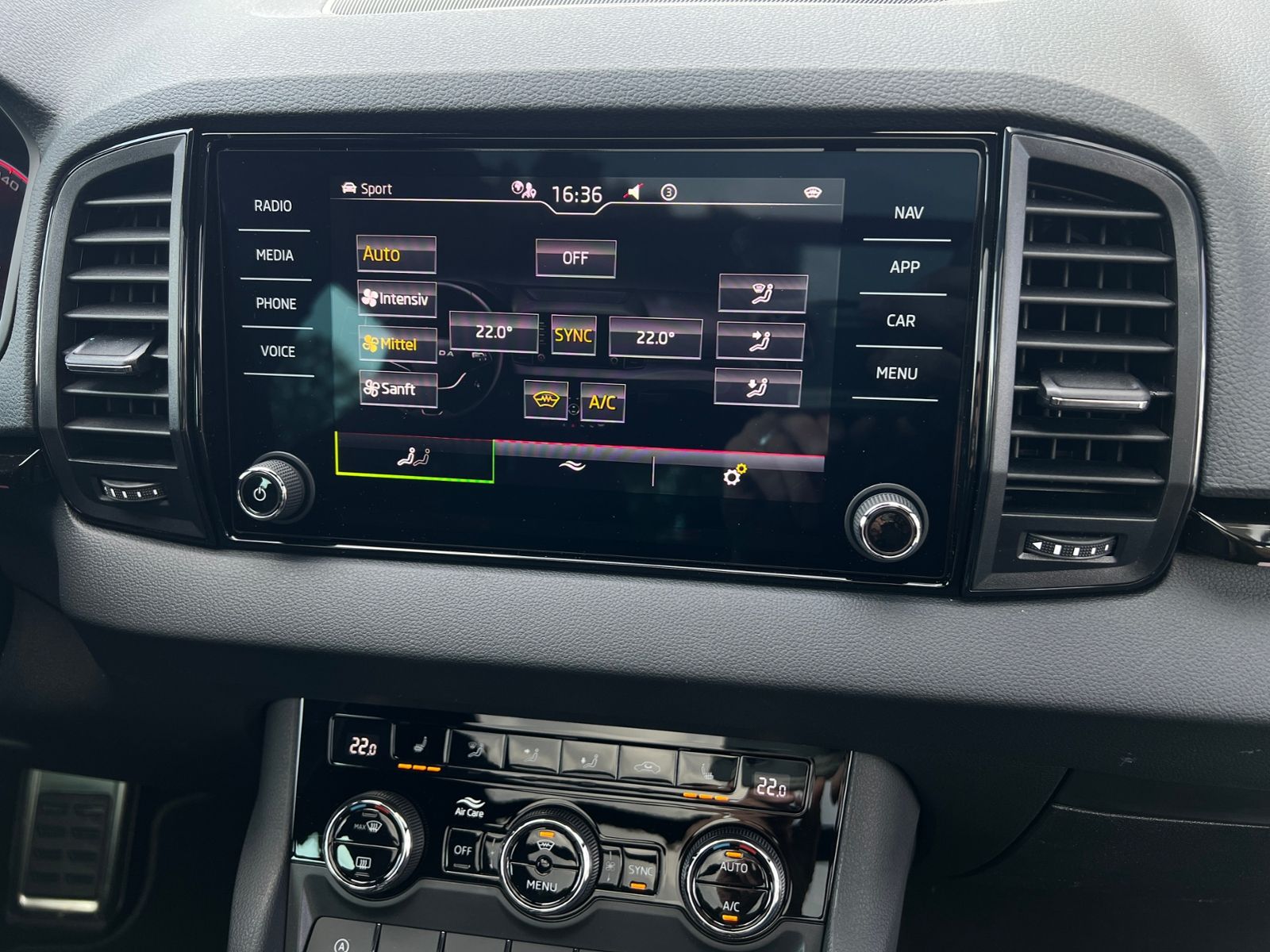 Fahrzeugabbildung SKODA Karoq Sportline 2.0 TSI 4x4 DSG *Panorama, AHK,