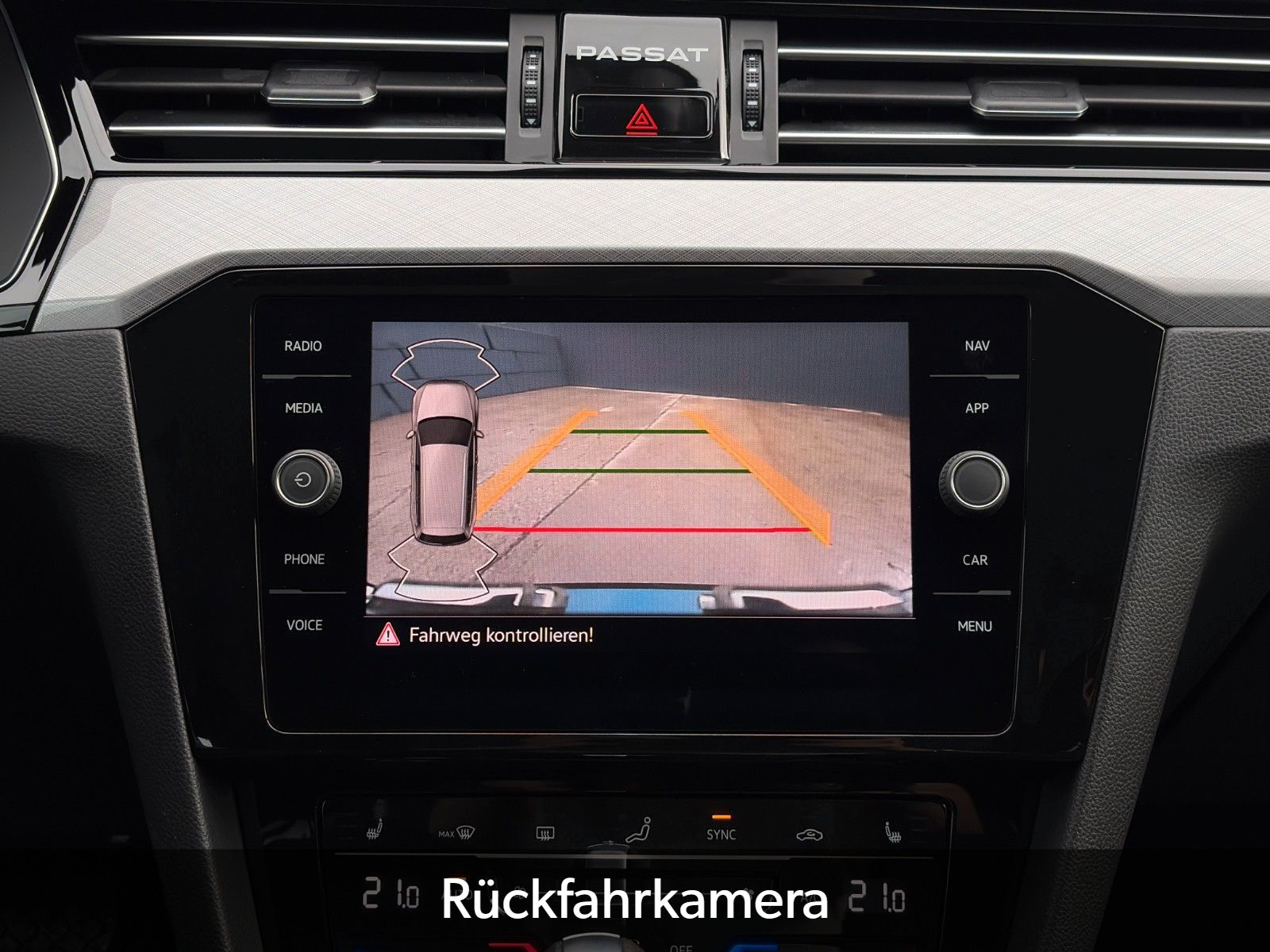 Fahrzeugabbildung Volkswagen Passat Variant 2.0 TSI Buisness Kamera LED ACC