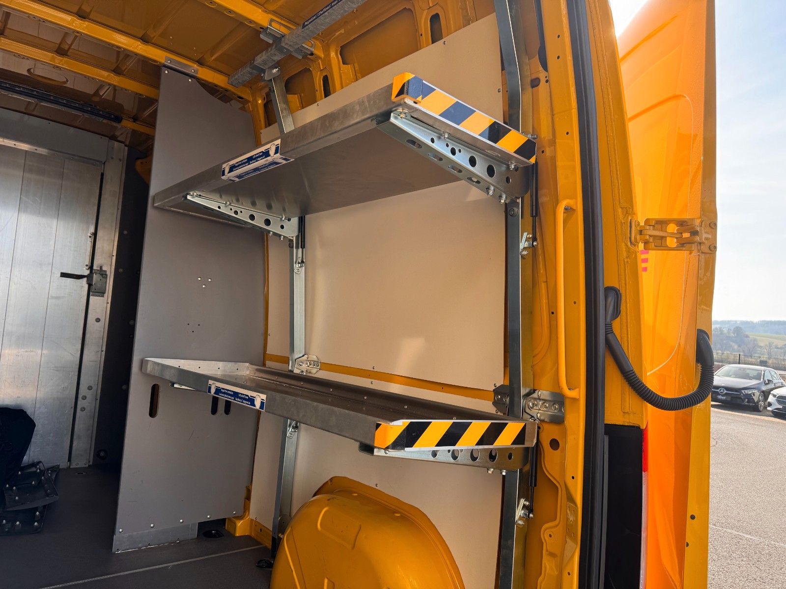 Fahrzeugabbildung Mercedes-Benz eSprinter 312 DHL Regal KEP-Ausbau