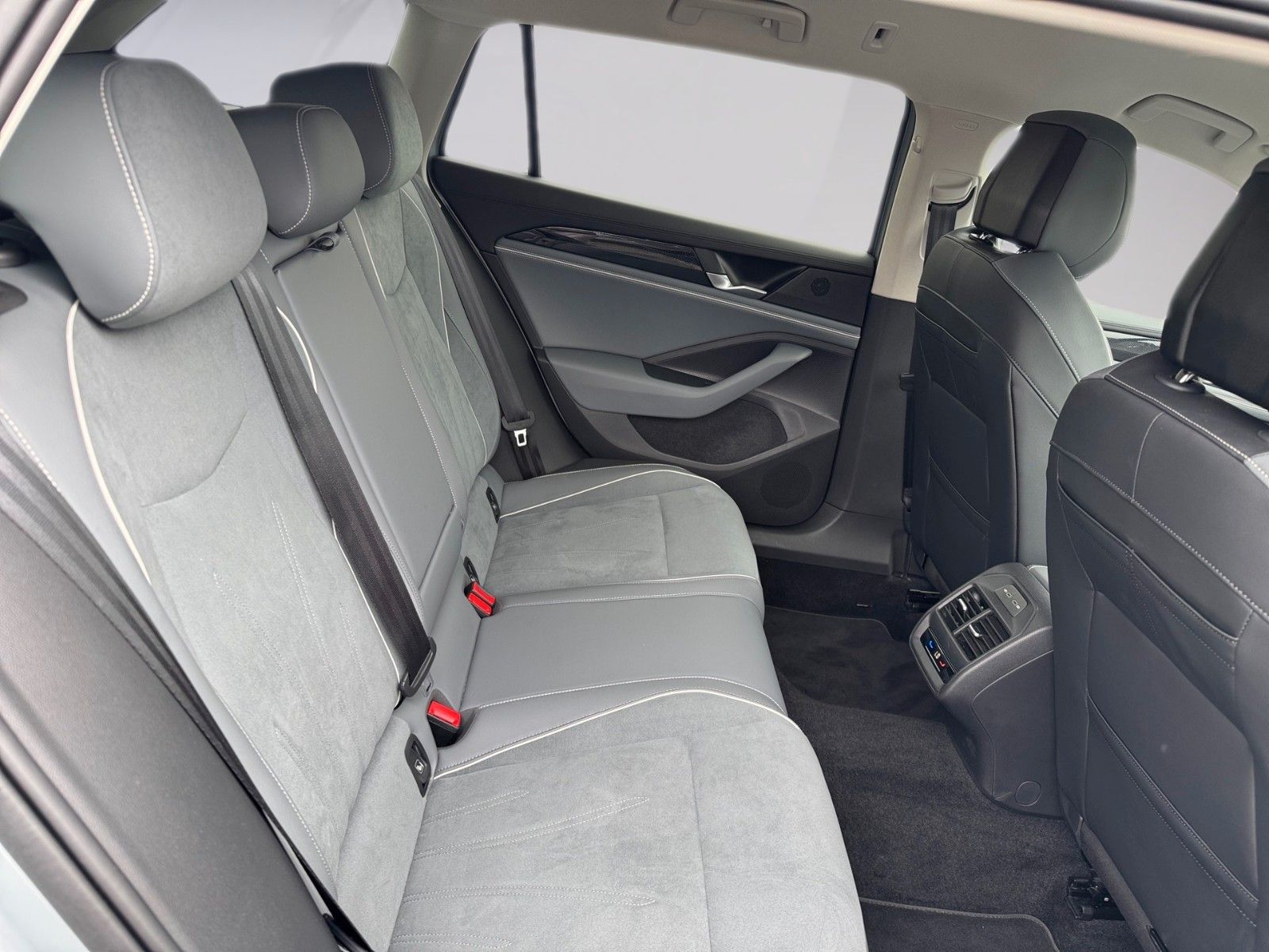 Fahrzeugabbildung Volkswagen Passat Variant 1.5 eTSI Business