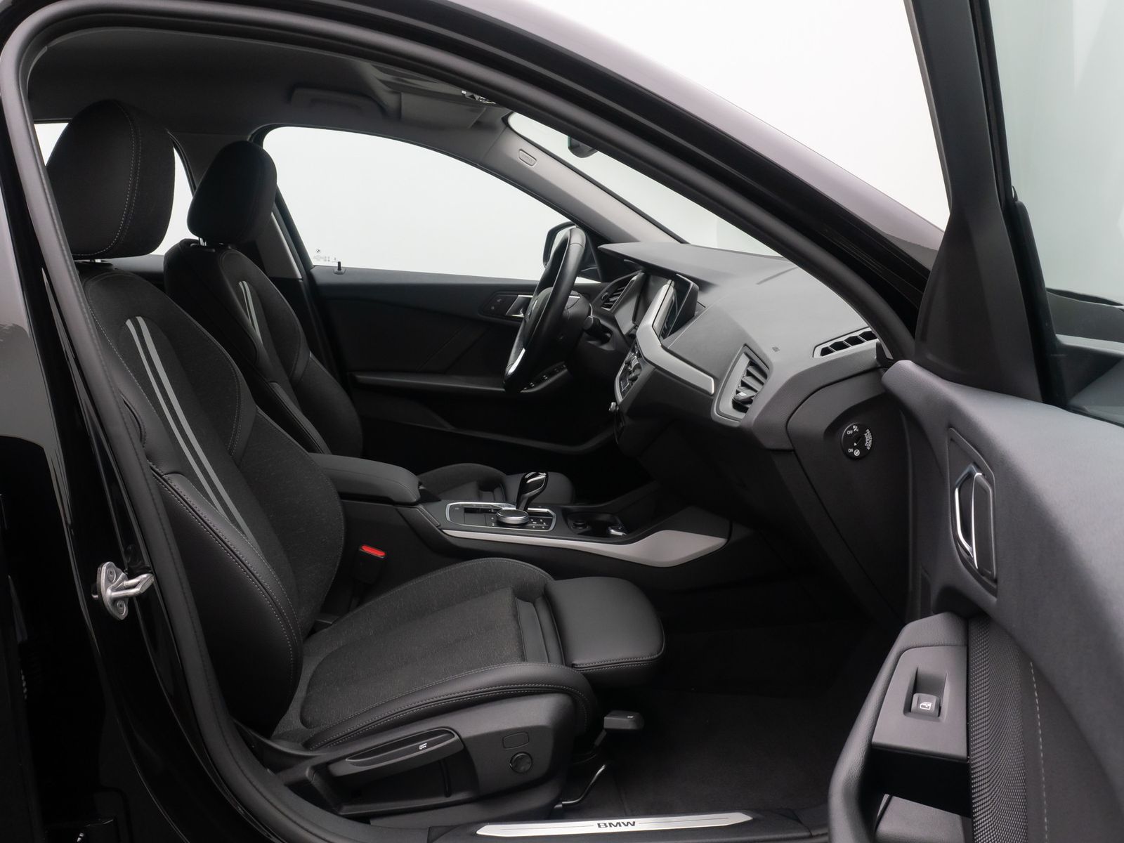 Fahrzeugabbildung BMW 118i Sport Leder HUD DAB Kamera AHK Memory LED