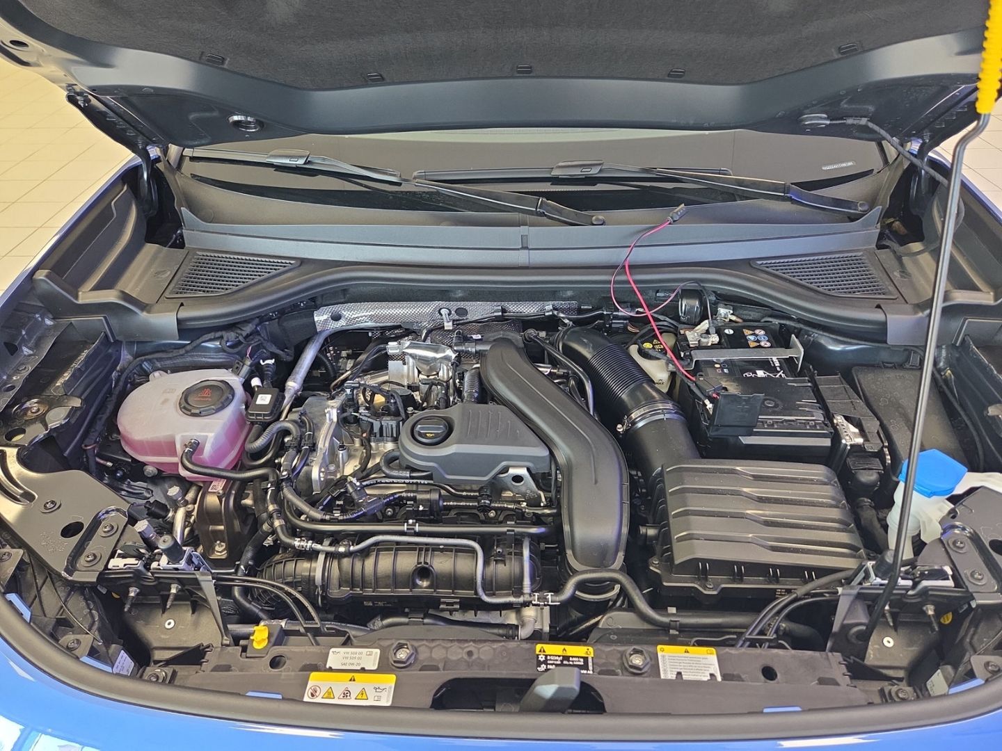 Fahrzeugabbildung Volkswagen T-Roc R-Line 1.5 eTSI DSG HUD Navi Digitales Coc