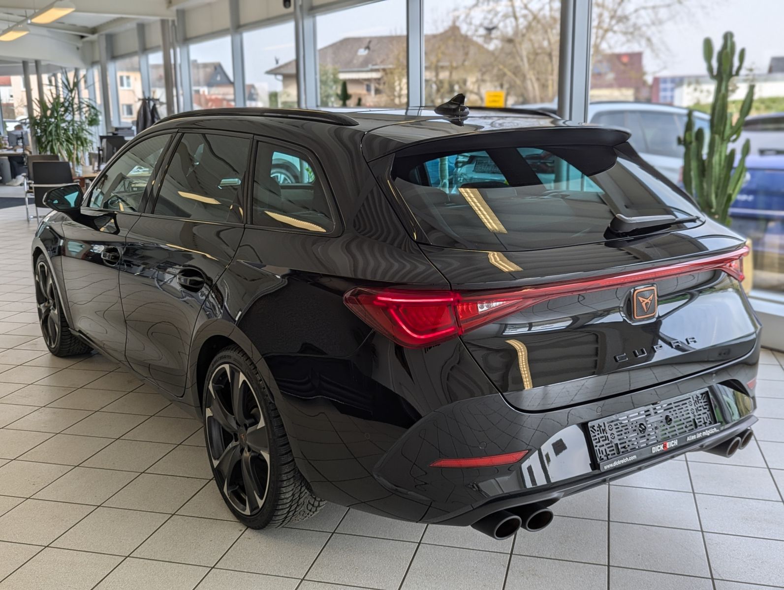 Fahrzeugabbildung CUPRA Leon 2.0 TSI VZ 4Drive Vision+ Matrix Pano ACC