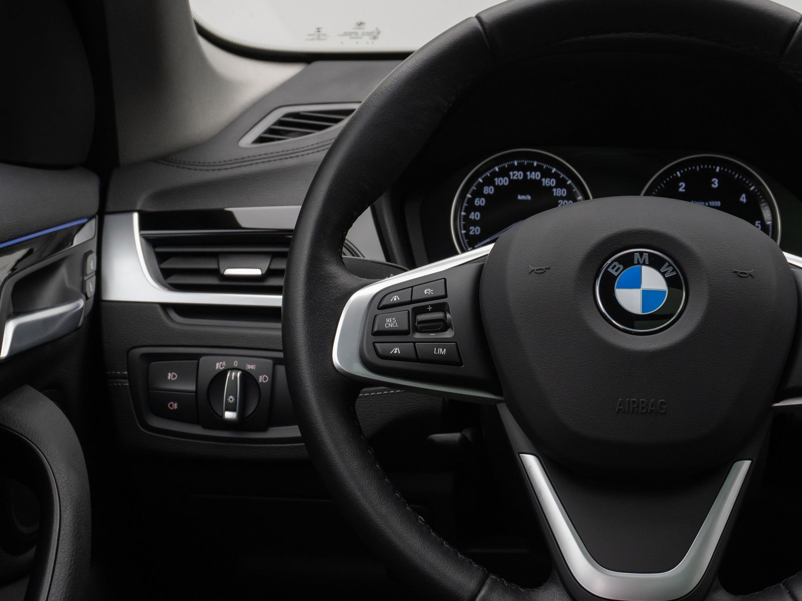 Fahrzeugabbildung BMW X1 xD20d Sport Line Panorama Kamera HUD DAB AHK