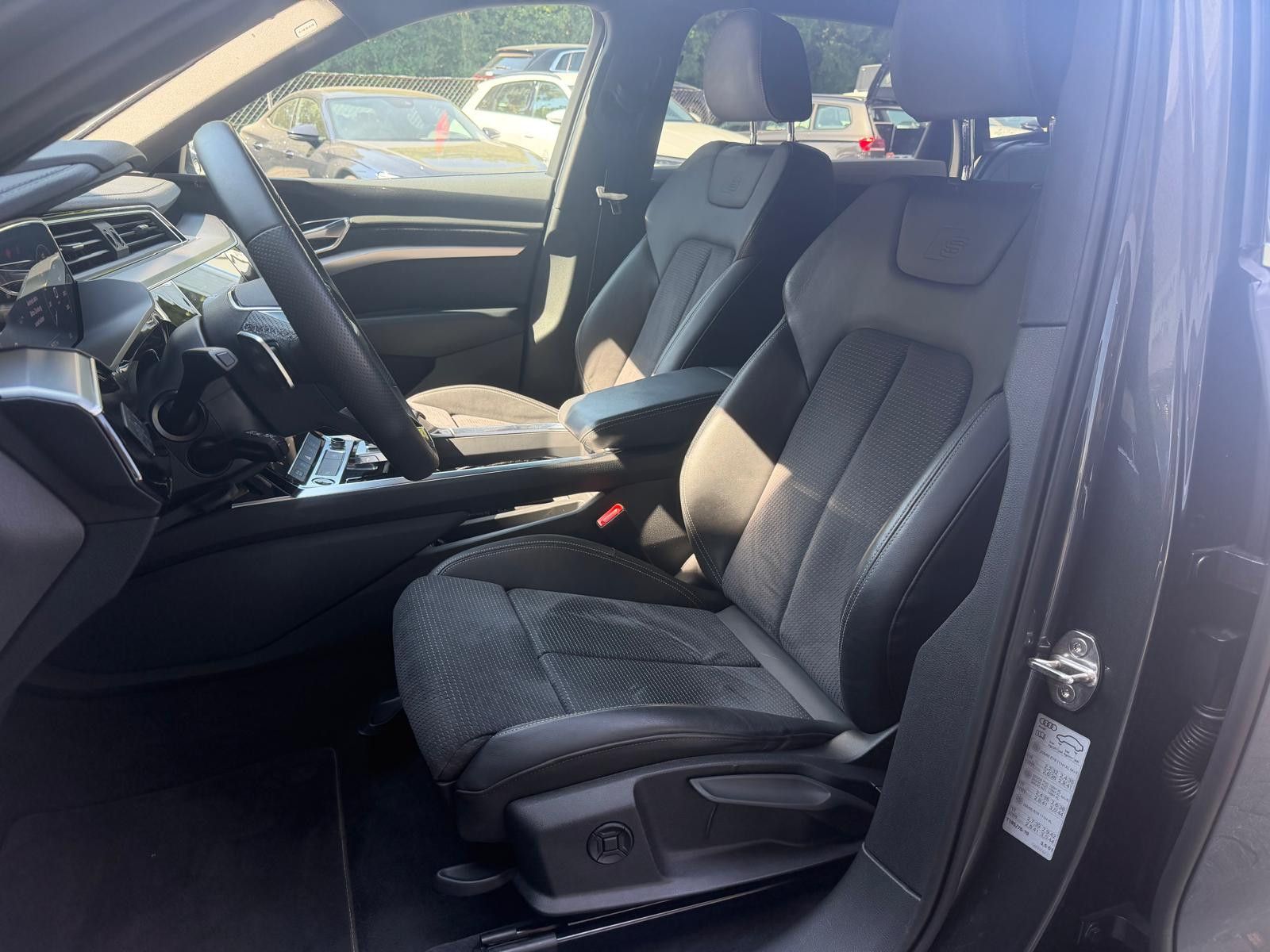Fahrzeugabbildung Audi e-tron 55 QUATT 2X S LINE LUFT+LED+SHZ+NAVI+AHK+