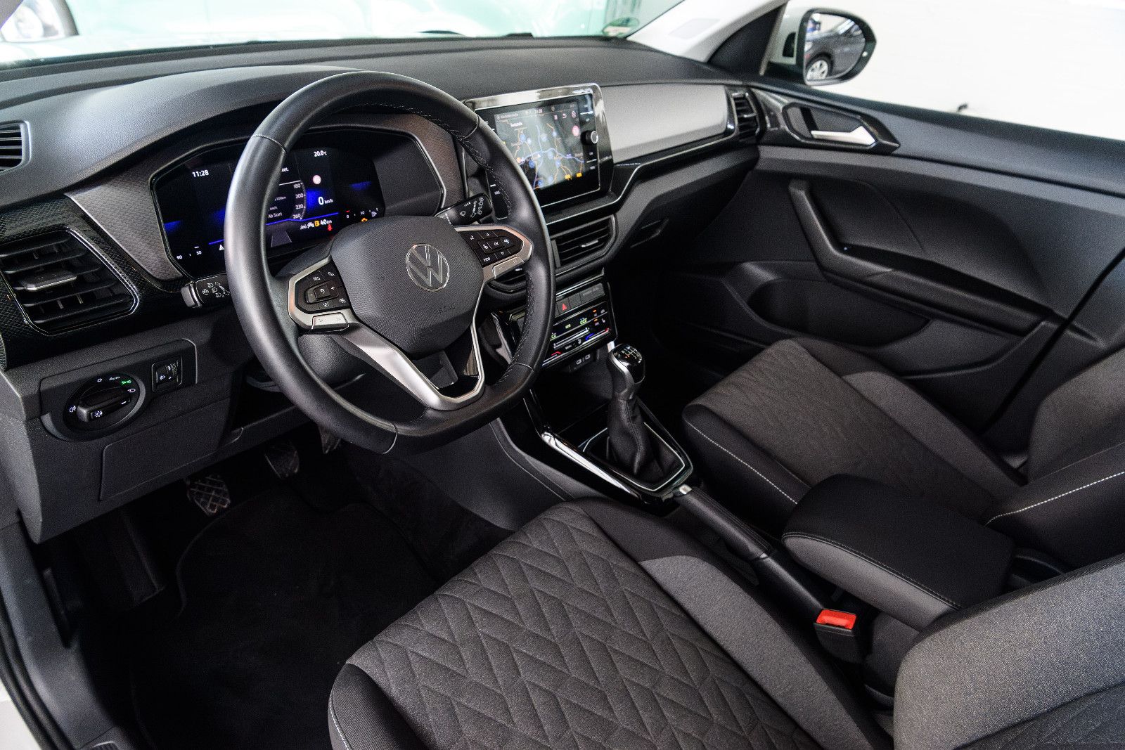 Fahrzeugabbildung Volkswagen T-Cross Life 1.0 TSI LED+KAMERA+NAVI+ACC+5 J.GAR