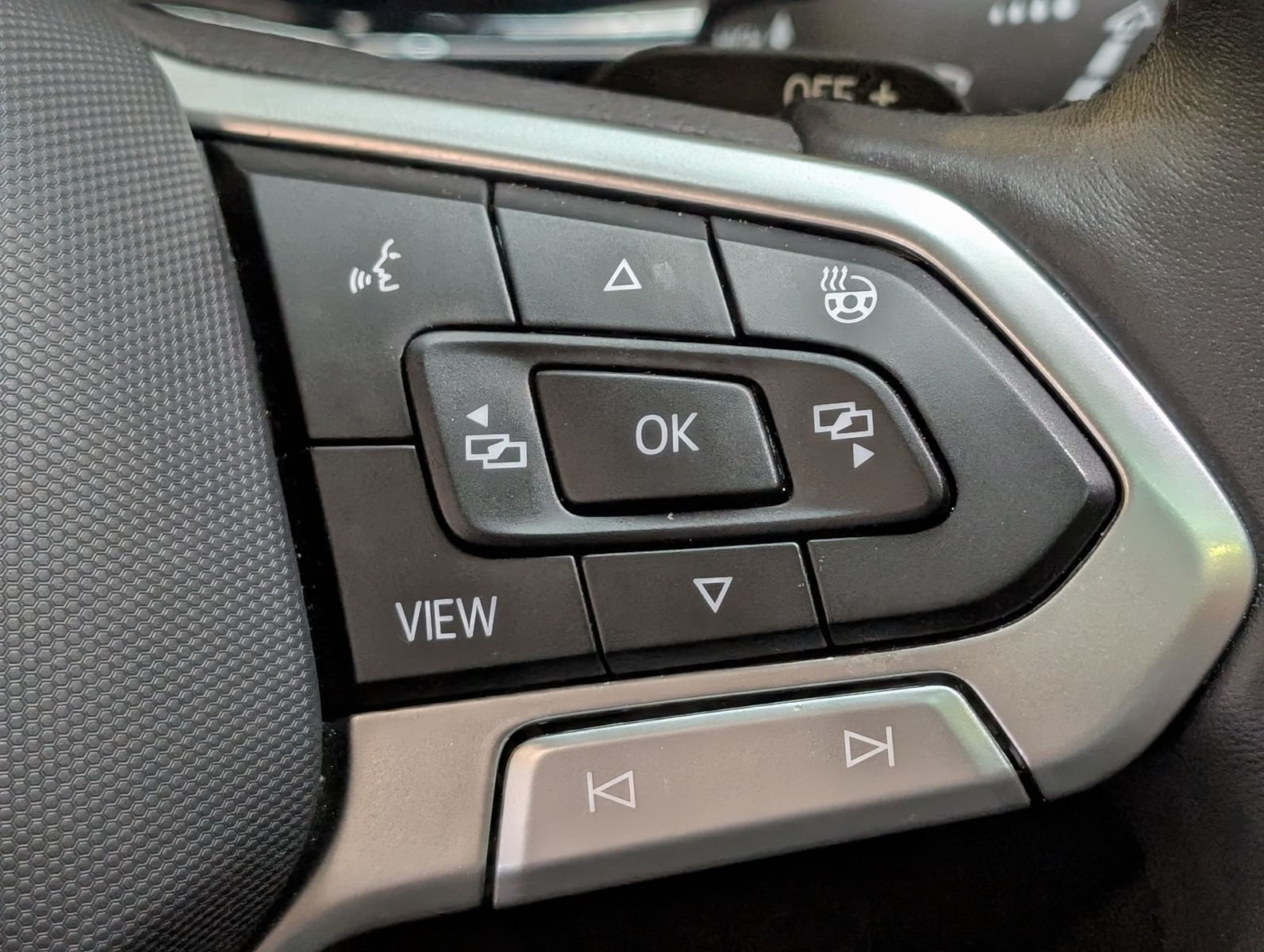 Fahrzeugabbildung Volkswagen Touran 2.0 DSG R-Line High. Pano 7-Si IQ.Dri AHK