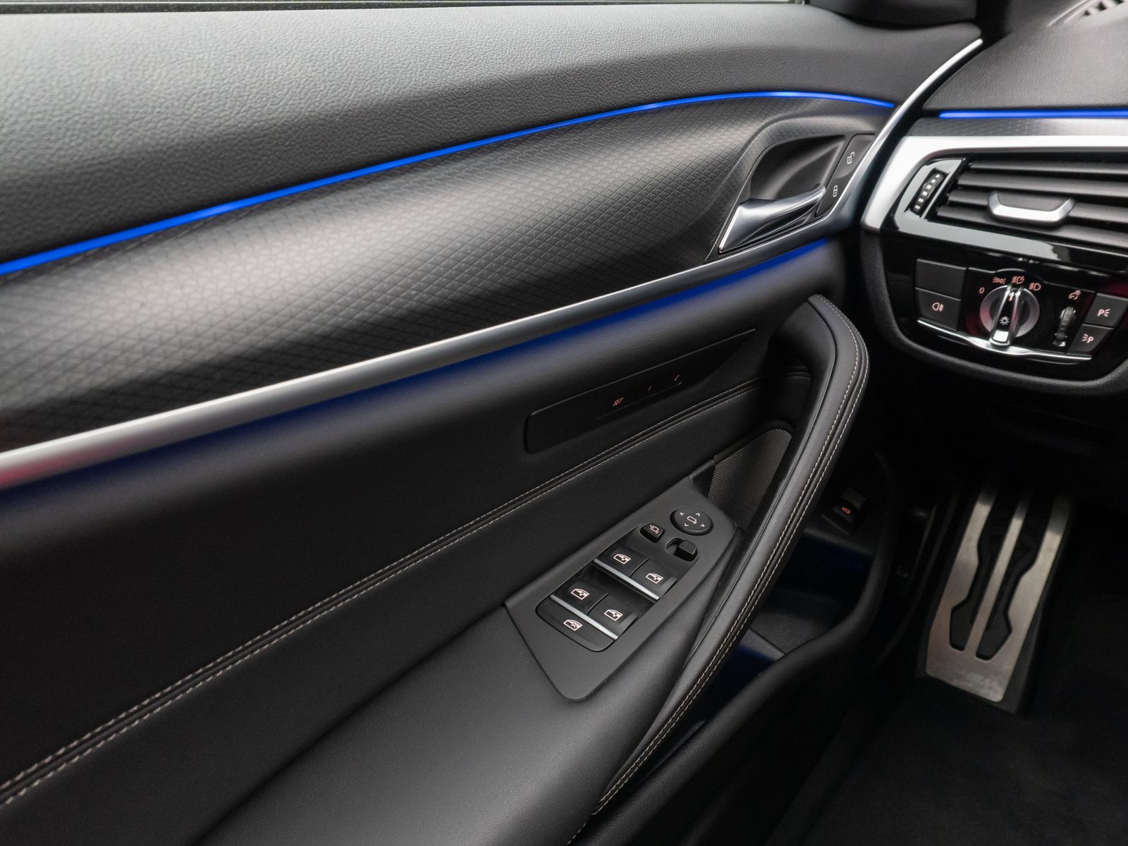 Fahrzeugabbildung BMW M550i xD Laser SoftClos 360°HUD DAB H/K DisplKey
