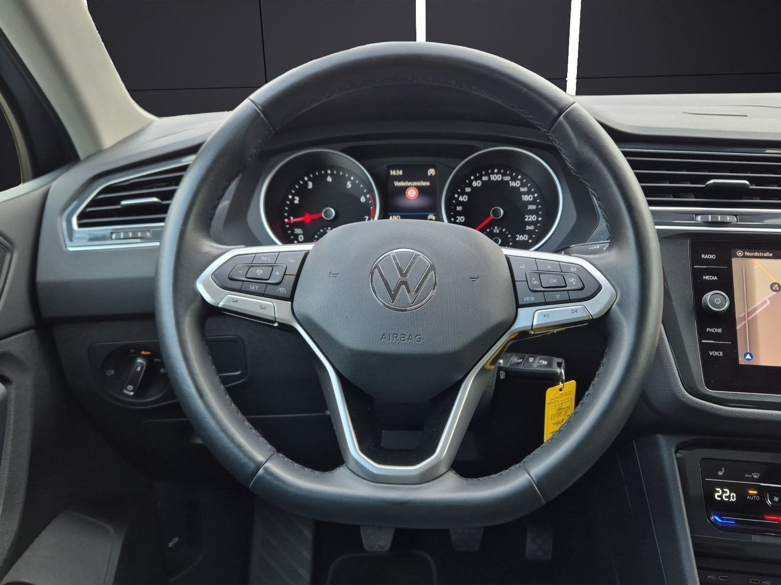 Fahrzeugabbildung Volkswagen Tiguan TSI Life LED AHK Navi Pano ACC Park-Assis