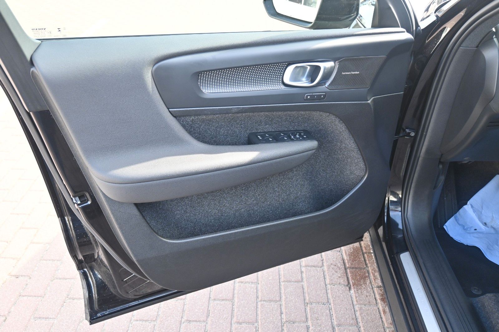 Fahrzeugabbildung Volvo XC40 B3 Plus Black Edition *360°*ACC*NAV*LED*PAN