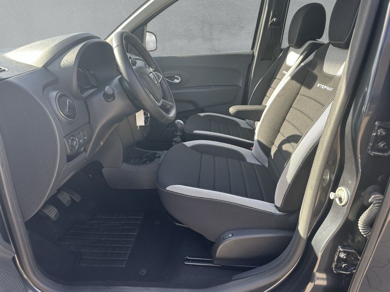 Fahrzeugabbildung Dacia Lodgy Stepway TCe 130 PS