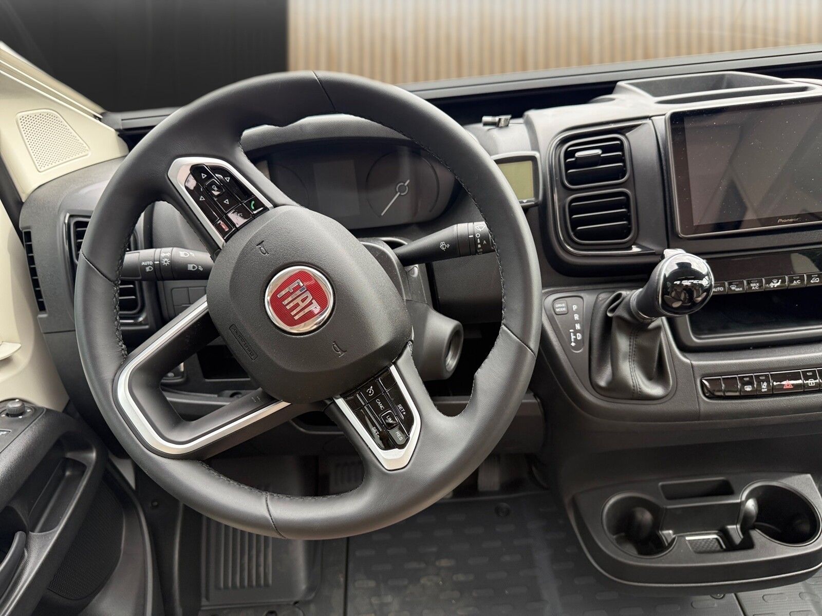 Fahrzeugabbildung Eura Mobil Van V 595 HB Automatik, 180 PS, Fahrassistenzp.
