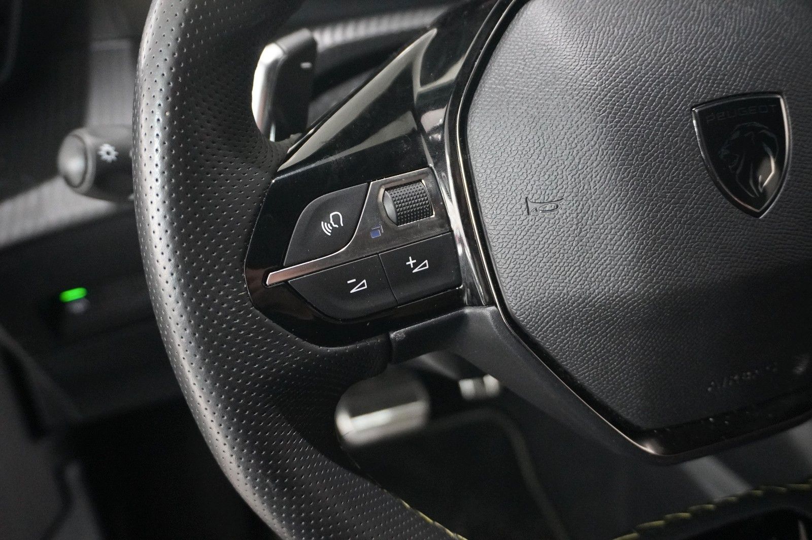 Fahrzeugabbildung Peugeot 2008 1.2 HYBRID GT E-DSC NAVI/LED/KAMERA/SPORT