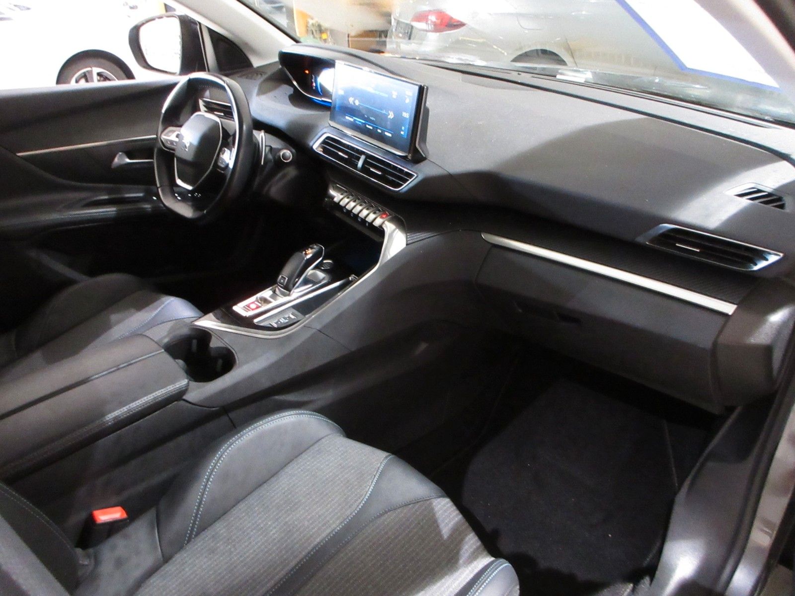 Fahrzeugabbildung Peugeot 5008 Allure 1.5D LED/NAVI/R´CAM/PDC/7-SITZ