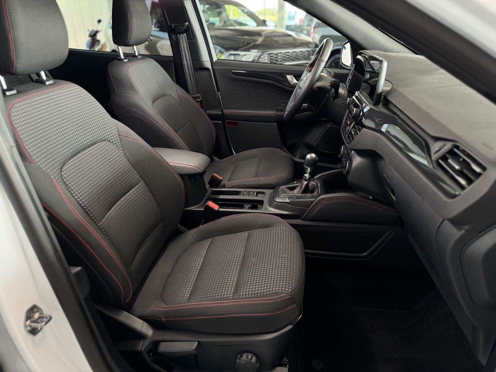 Fahrzeugabbildung Ford Kuga 1.5 ST-Line "Winter-Paket DAB/Navi Kamera"