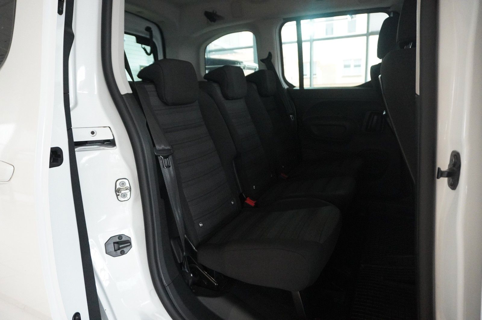Fahrzeugabbildung Opel Combo-e LIFE ELEGANCE 11KW NAVI/KAMERA/VIRT./DAB