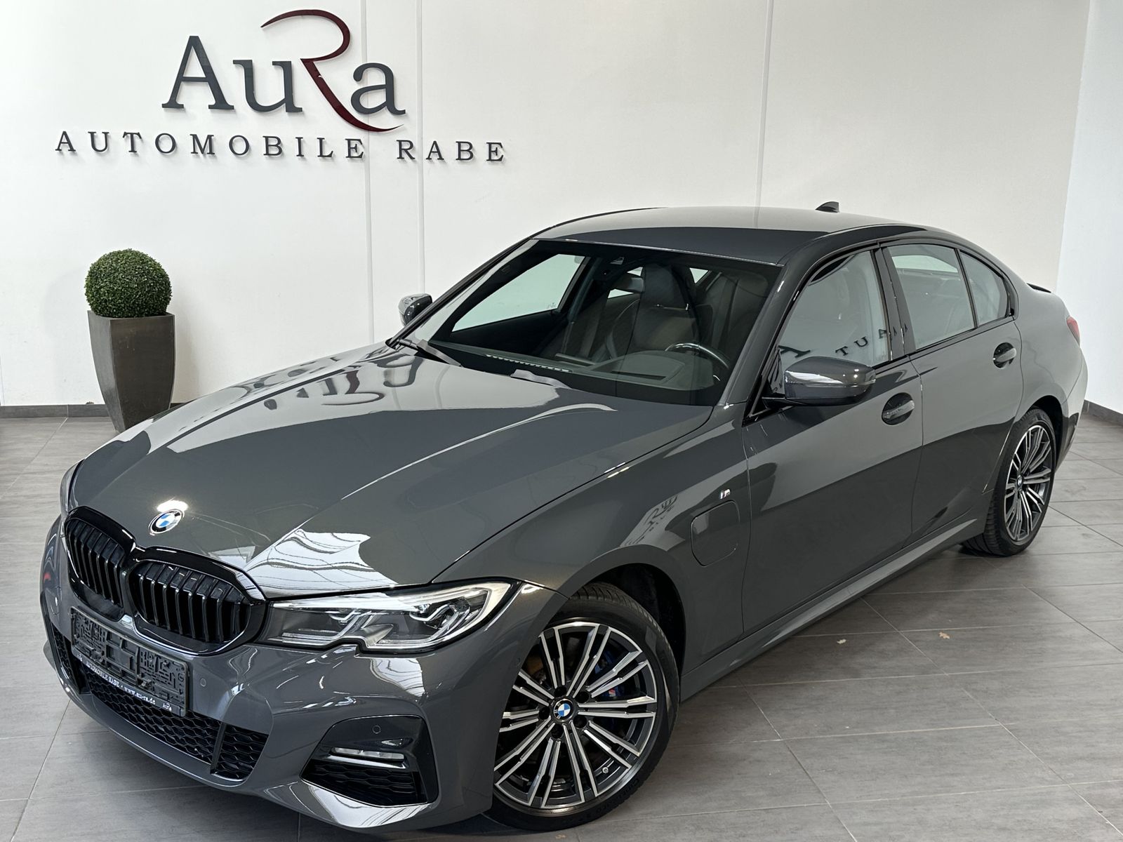 Fahrzeugabbildung BMW 330e Limousine M-Sport NAV+LASER+HEAD-UP+H&K+KAM