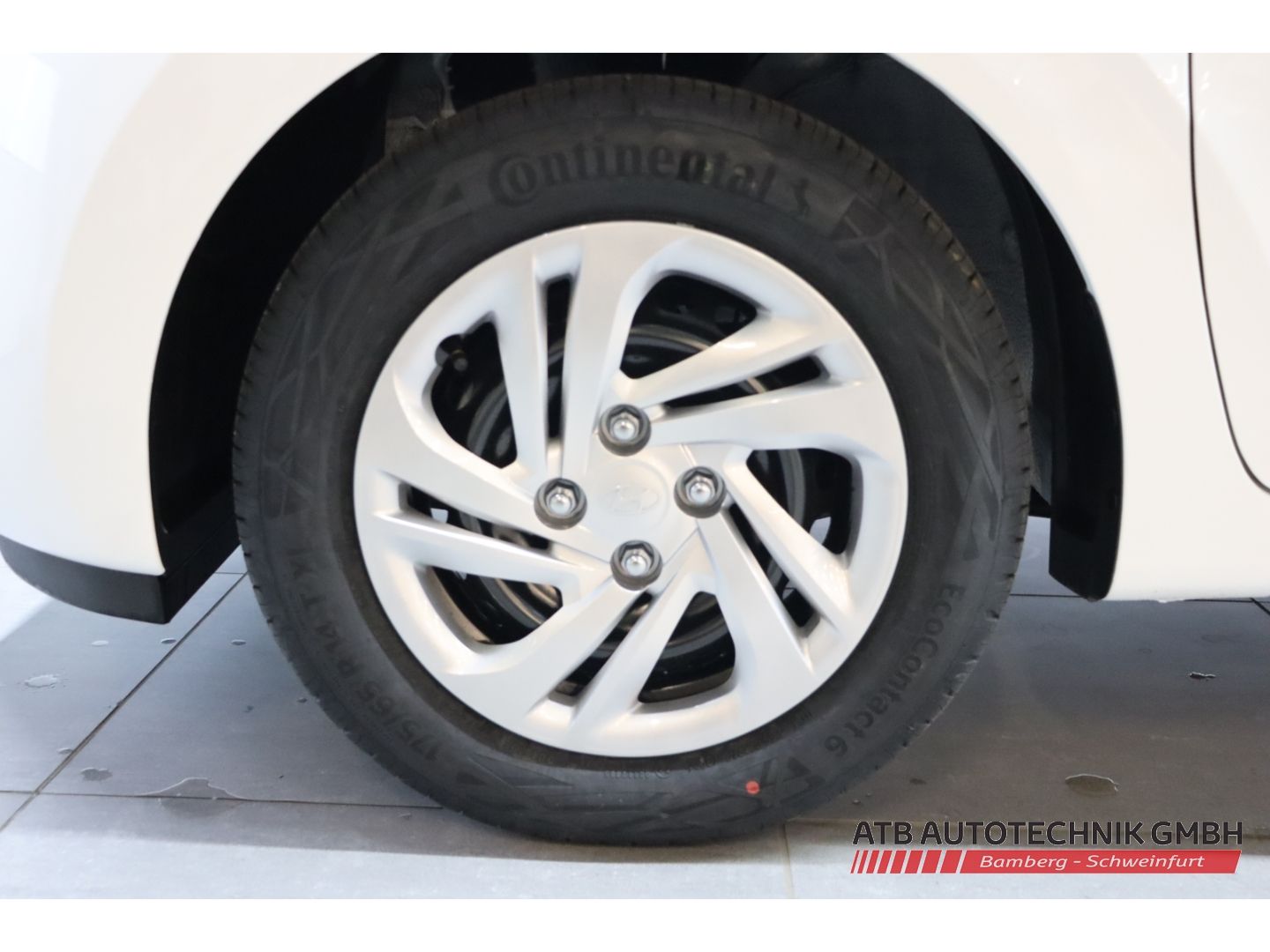 Fahrzeugabbildung Hyundai i10 Select MY25 1.0 Benzin 63 PS 5-MT 2WD Navi A