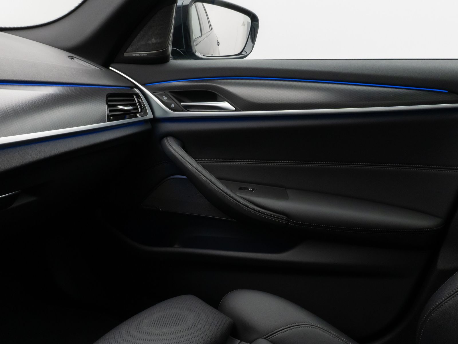 Fahrzeugabbildung BMW 520d xD M Sport Panorama Kamera HUD DAB H/K AHK