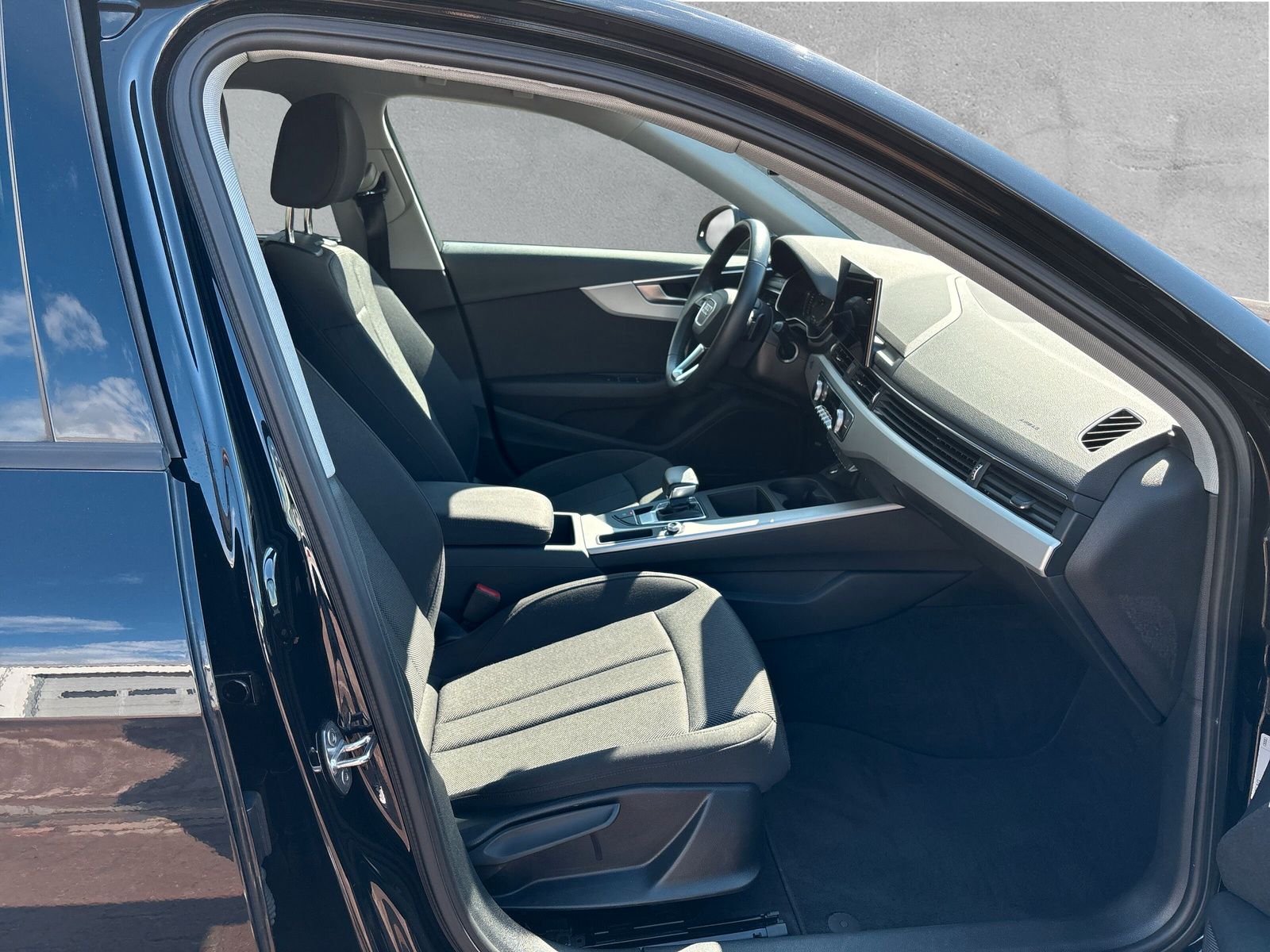 Fahrzeugabbildung Audi A4 Avant 35 TDI advanced AHK SHZ Kamera LED