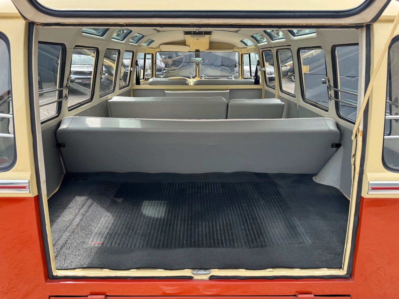 Fahrzeugabbildung Volkswagen T1 Samba 9-Sitzer Faltdach mit Panoramafenstern