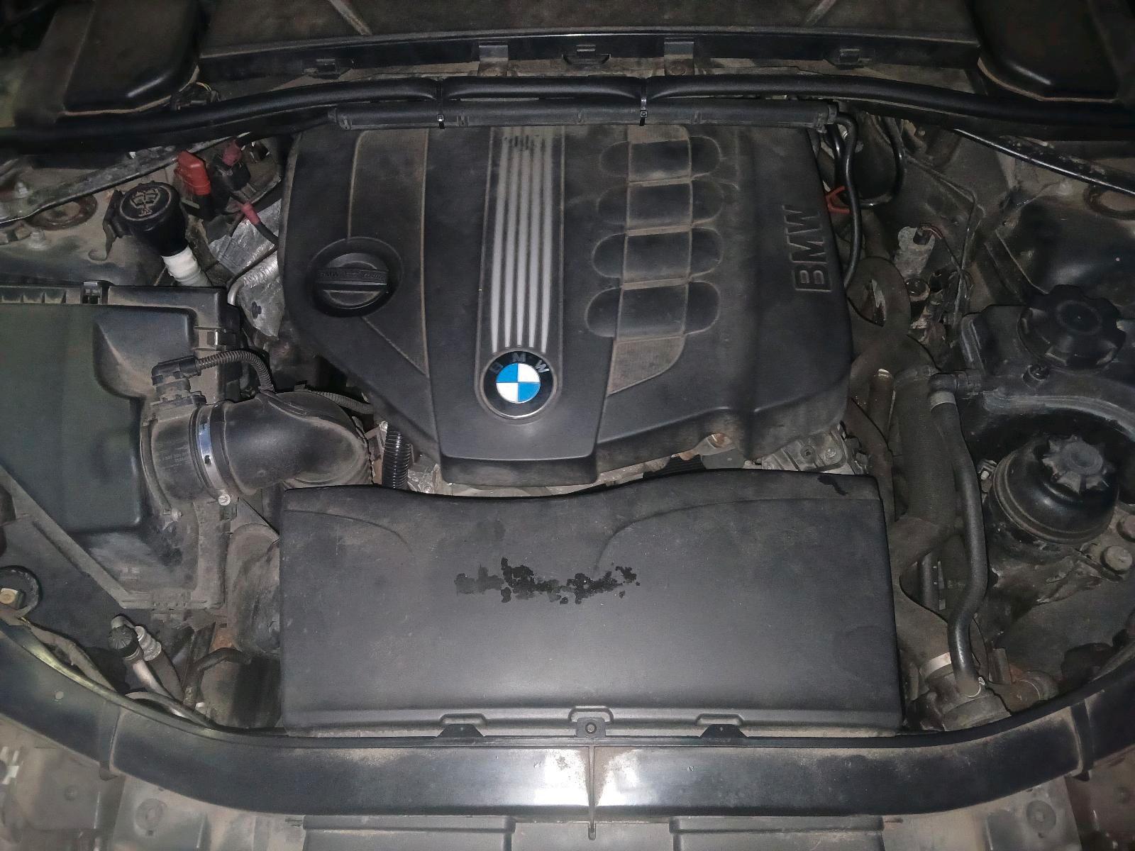 BMW 320 2011 — салон
